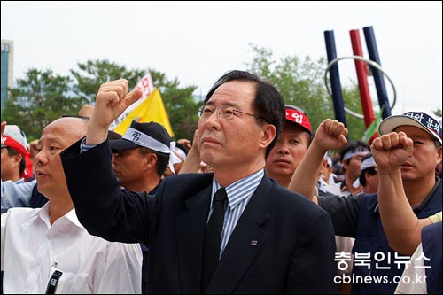 민주노동당 권영길 의원 권영길 의원도 충주서 열린 전국노동자대회에 참석, 주먹을 불끈 쥐었다. 